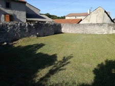 Maison en pierres sur terrain clos de murs