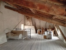 Maison en pierres sur terrain clos de murs