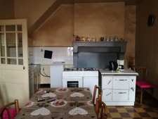 Maison en pierres sur terrain clos de murs