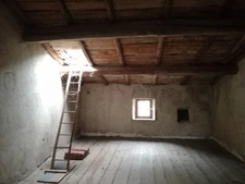 Maison en pierres sur terrain clos de murs