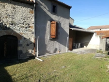 Maison en pierres sur terrain clos de murs