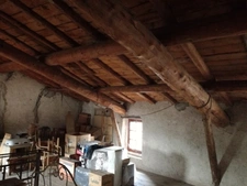 Maison en pierres sur terrain clos de murs