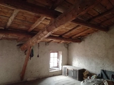 Maison en pierres sur terrain clos de murs