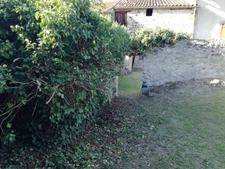 Maison en pierres sur terrain clos de murs