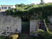 Maison en pierres sur terrain clos de murs