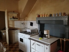 Maison en pierres sur terrain clos de murs
