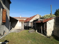 Maison en pierres sur terrain clos de murs