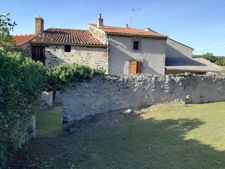 Maison en pierres sur terrain clos de murs