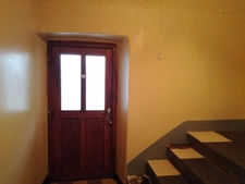 Maison en pierres sur terrain clos de murs