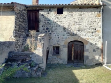 Maison en pierres sur terrain clos de murs