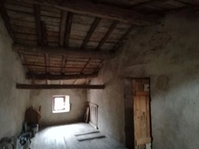 Maison en pierres sur terrain clos de murs