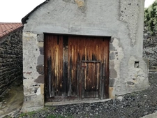 Maison en pierres sur terrain clos de murs