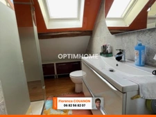 DOURDAN, maison de ville ancienne de 80 m² avec en plus un rez de jardin située au calme et proche centre ville. Joli jardin de 700 m².