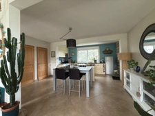 DOURDAN. Maison familiale 155 M² avec  4 chambres, sous sol surélevé, terrain plat et clos sans vis-à-vis, 10 mn à pied de la gare.