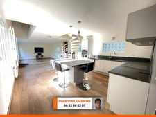 Saint Cyr sous Dourdan belle maison d'Architecte de 227 M² avec 6 / 7 chambres ou 2 maisons relie entre elle. Beau terrain de 1184 m² clos et arboré. Au calme.