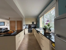 DOURDAN. Maison familiale 155 M² avec  4 chambres, sous sol surélevé, terrain plat et clos sans vis-à-vis, 10 mn à pied de la gare.