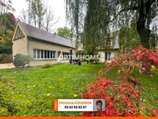 Saint Cyr sous Dourdan belle maison d'Architecte de 227 M² avec 6 / 7 chambres ou 2 maisons relie entre elle. Beau terrain de 1184 m² clos et arboré. Au calme.
