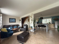 DOURDAN. Maison familiale 155 M² avec  4 chambres, sous sol surélevé, terrain plat et clos sans vis-à-vis, 10 mn à pied de la gare.