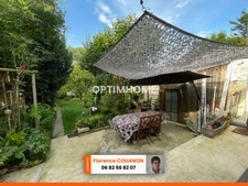DOURDAN, maison de ville ancienne de 80 m² avec en plus un rez de jardin située au calme et proche centre ville. Joli jardin de 700 m².
