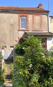 SAINT LAURENT SUR SEVRE, MAISON DE VILLE BORDS DE SEVRE, 2 CHAMBRES, JARDIN, 146000€ FAI