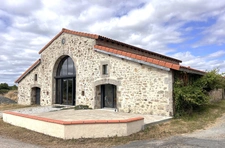 MAULEON, ANCIENNE GRANGE CONVERTIE EN HABITATION, 3 CHAMBRES, JARDIN 1000m², 282000€ FAI