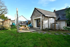MAISON EN PIERRE PLAIN-PIED 4 CHAMBRES + BUREAU + DEPENDANCES + JARDIN