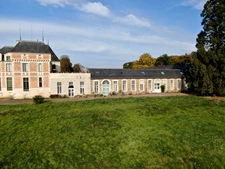 BATIMENT EN PIERRE AVEC BUREAUX ET LOCAUX COMMERCIAUX