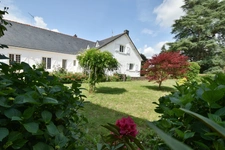 MAISON 5 CHAMBRES + BUREAU + SALLE DE JEUX + JARDIN