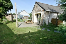 MAISON EN PIERRE PLAIN-PIED 4 CHAMBRES + BUREAU + DEPENDANCES + JARDIN