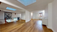 BATIMENT EN PIERRE AVEC BUREAUX ET LOCAUX COMMERCIAUX