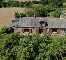MAISON EN PIERRE AVEC JARDIN ET DÉPENDANCES