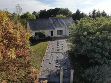 MAISON PLAIN-PIED 3 CHAMBRES + BUREAU + MEZZANINE+ GARAGE + BEAU TERRAIN