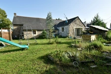 MAISON EN PIERRE PLAIN-PIED 4 CHAMBRES + BUREAU + DEPENDANCES + JARDIN