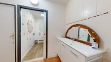 BATIMENT EN PIERRE AVEC BUREAUX ET LOCAUX COMMERCIAUX