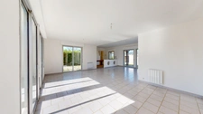 MAISON DE PLAIN-PIED DE 140 m² + GRAND GARAGE ET JARDIN