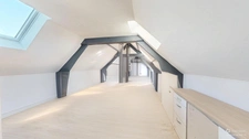 BATIMENT EN PIERRE AVEC BUREAUX ET LOCAUX COMMERCIAUX