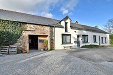 MAISON EN PIERRE PLAIN-PIED 4 CHAMBRES + BUREAU + DEPENDANCES + JARDIN