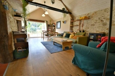 MAISON EN PIERRE PLAIN-PIED 4 CHAMBRES + BUREAU + DEPENDANCES + JARDIN