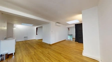 BATIMENT EN PIERRE AVEC BUREAUX ET LOCAUX COMMERCIAUX