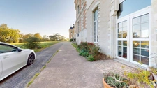 BATIMENT EN PIERRE AVEC BUREAUX ET LOCAUX COMMERCIAUX
