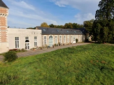 BATIMENT EN PIERRE AVEC BUREAUX ET LOCAUX COMMERCIAUX