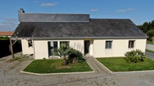 MAISON DE PLAIN-PIED DE 140 m² + GRAND GARAGE ET JARDIN