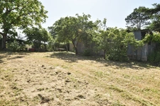 MAISON 2 CHAMBRES + GRAND TERRAIN + DEPENDANCES EN CAMPAGNE