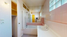 MAISON 5 CHAMBRES + BUREAU + SALLE DE JEUX + JARDIN