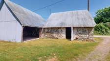 MAISON 2 CHAMBRES + GRAND TERRAIN + DEPENDANCES EN CAMPAGNE
