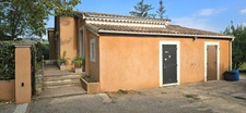 Villa T4 de 93 m2 avec annexes et piscine sur 2229 m2 de terrain.