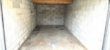 Box fermé de 12 m2 avec mezzanine.