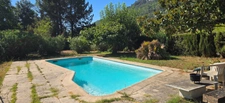 Villa T4 de 93 m2 avec annexes et piscine sur 2229 m2 de terrain.