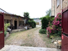 Ensemble immobilier T13 de 368 m2 sur 1414 m2 de terrain avec piscine et garages
