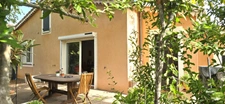 Villa T4 de 93 m2 avec annexes et piscine sur 2229 m2 de terrain.